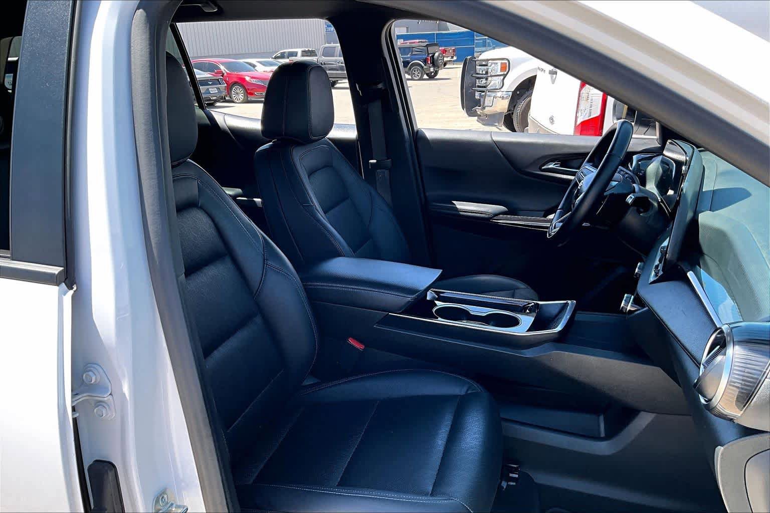 Used 2025 Chevrolet Equinox LT w/ Convenience Package II FWD image 9