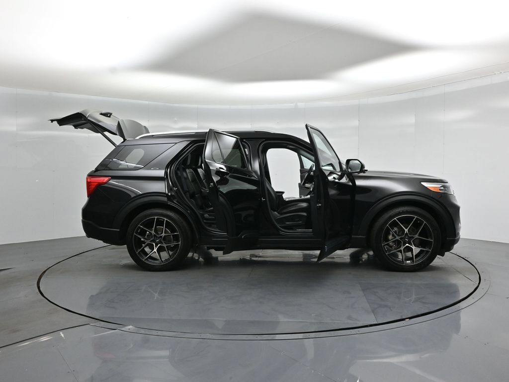 Certified 2022 Ford Explorer Limited w/ Equipment Group 301A RWD image 4