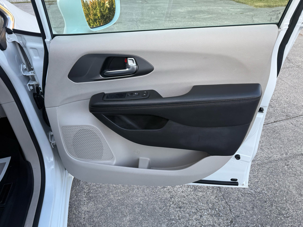 Used 2020 Chrysler Pacifica Touring-L image 27