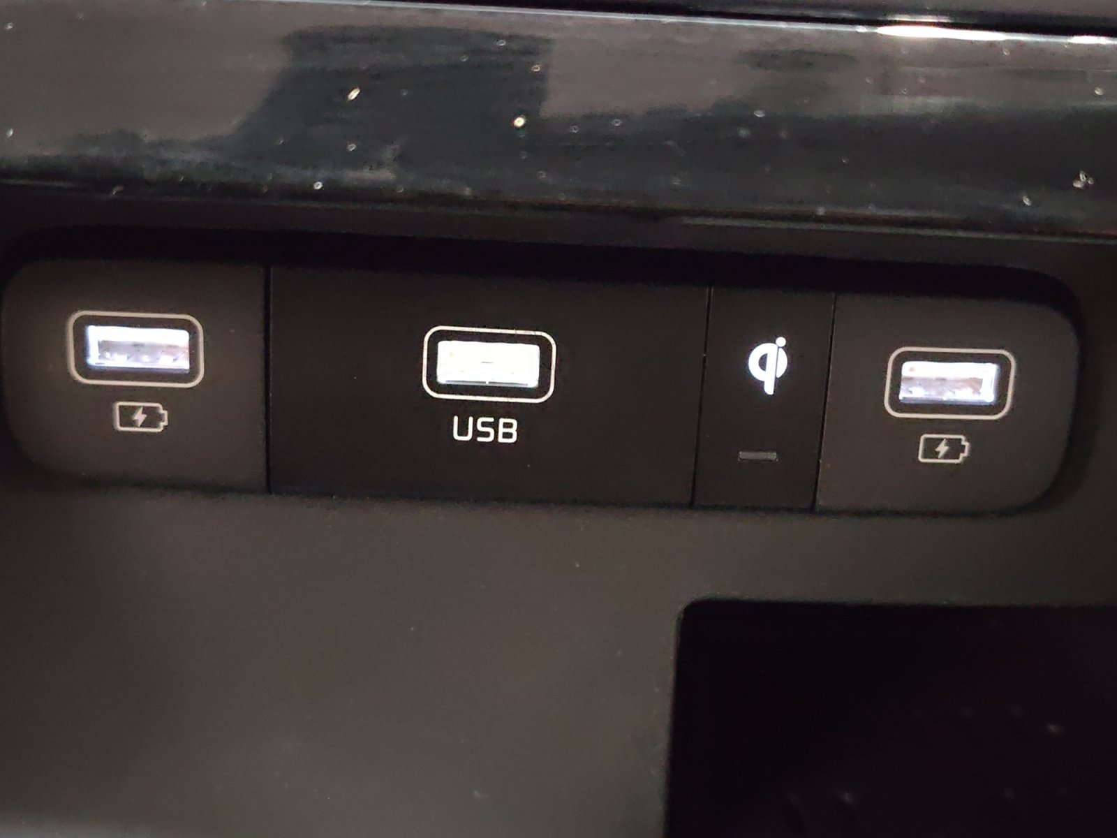 Used 2024 Kia Carnival EX FWD image 21