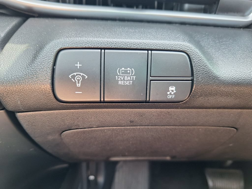 Used 2024 Hyundai Elantra Blue FWD image 12