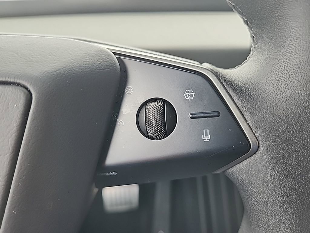 Used 2025 Tesla Cybertruck AWD Crew Cab image 37