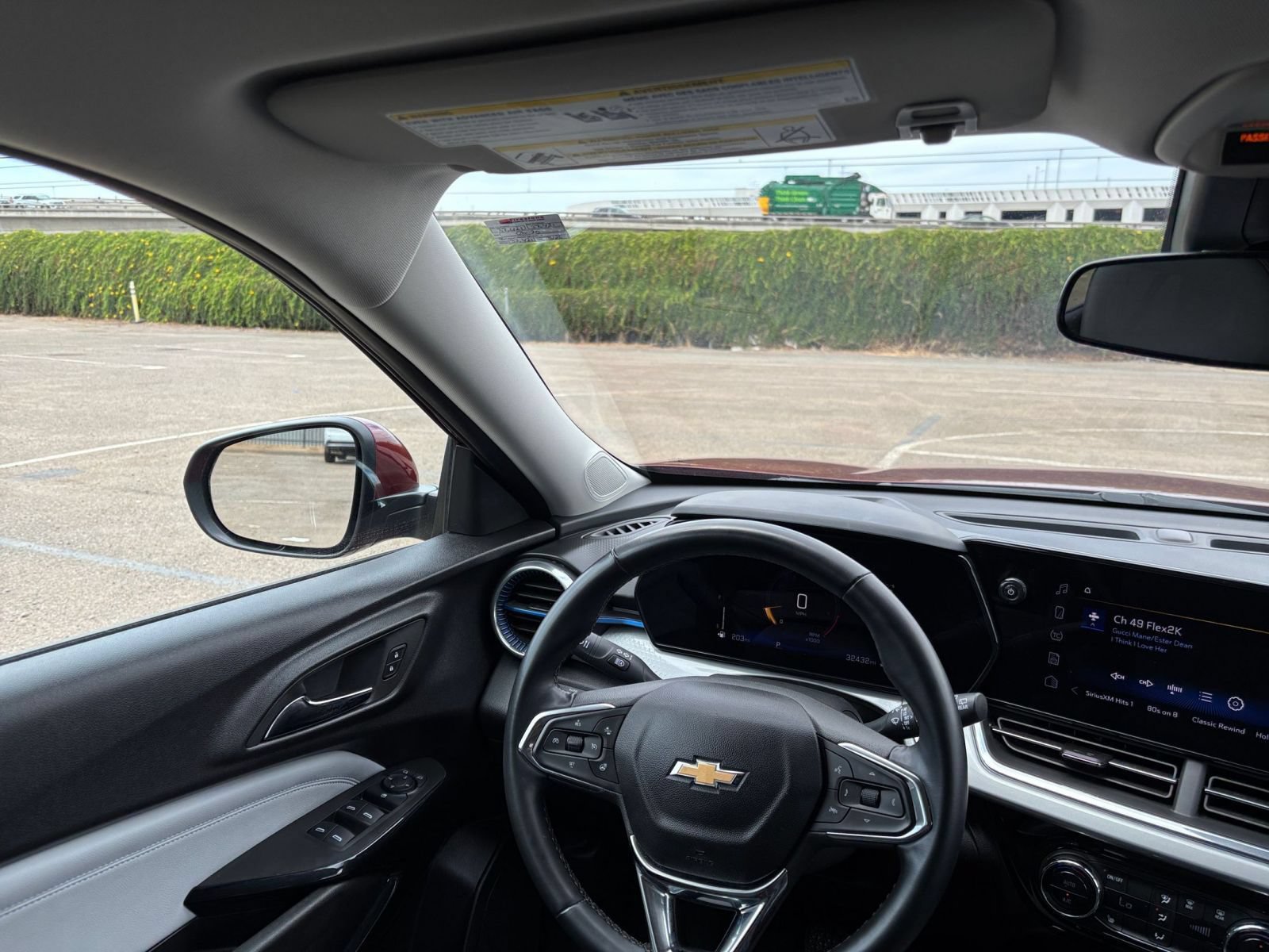 Used 2025 Chevrolet Trax LT w/ LT Convenience Package FWD image 32