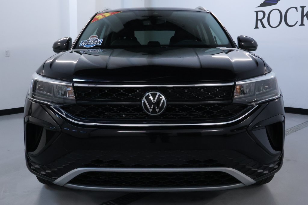 Used 2023 Volkswagen Taos SE w/ Panoramic Sunroof Package AWD/4WD image 3