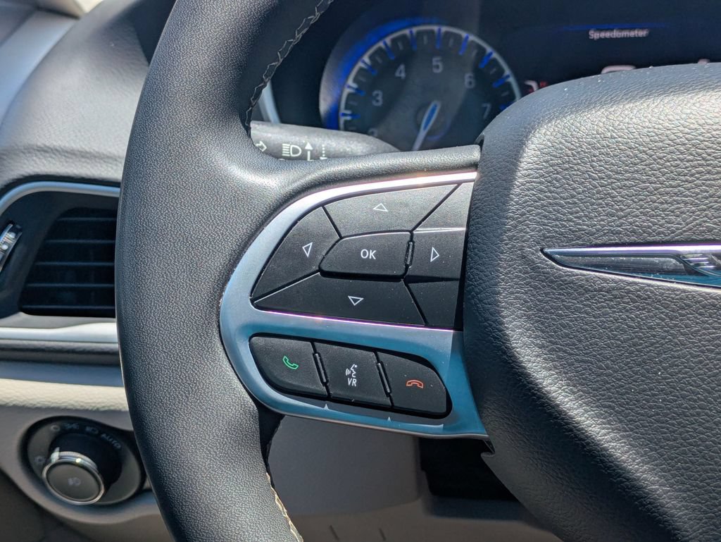 Used 2023 Chrysler Pacifica Touring-L FWD image 18