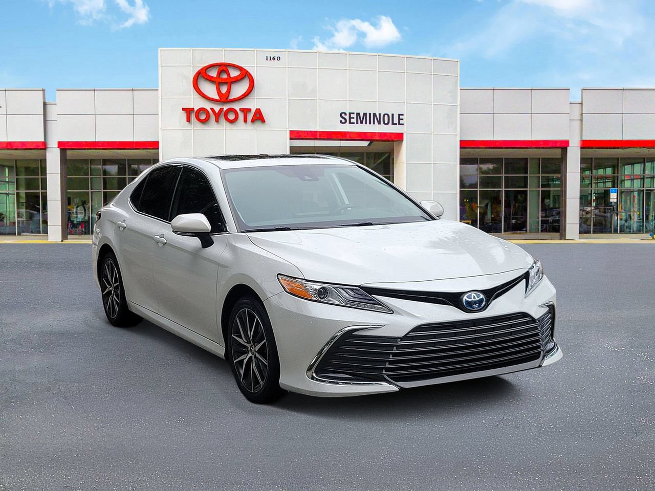 Used 2022 Toyota Camry XLE w/ Navigation Upgrade Package FWD image 2