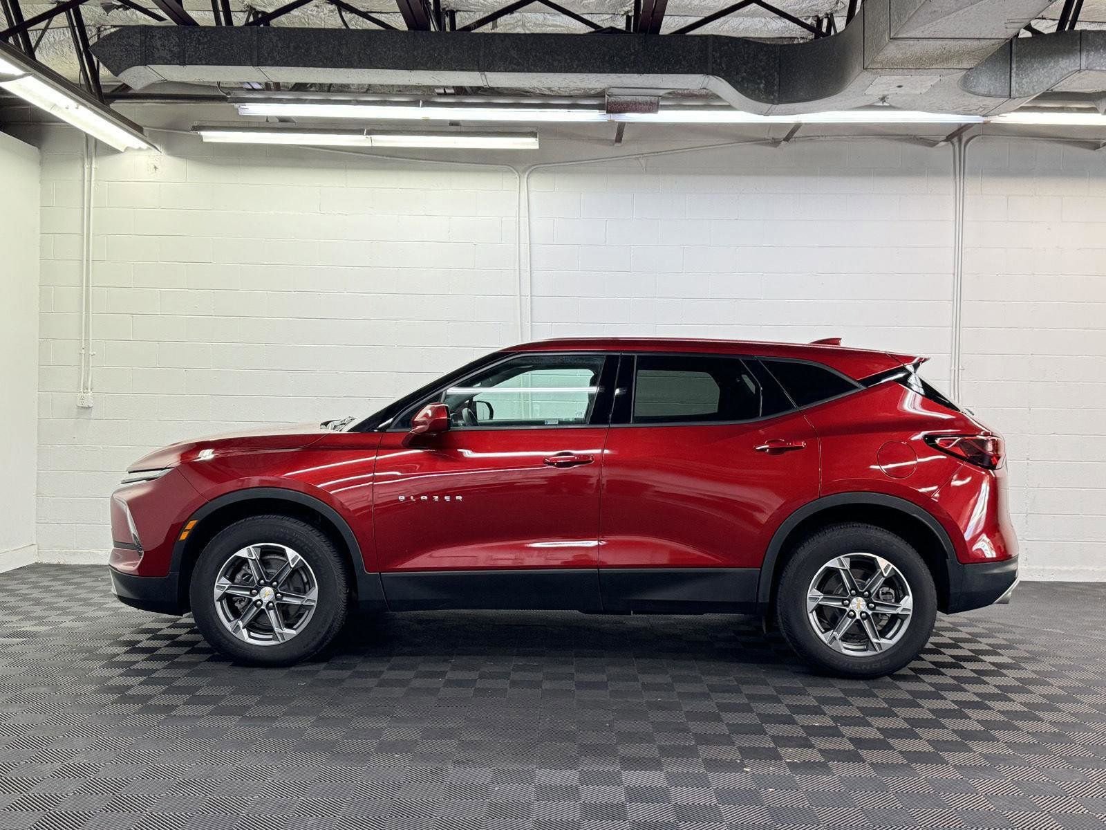 Used 2025 Chevrolet Blazer LT w/ Driver Confidence Package AWD/4WD image 3