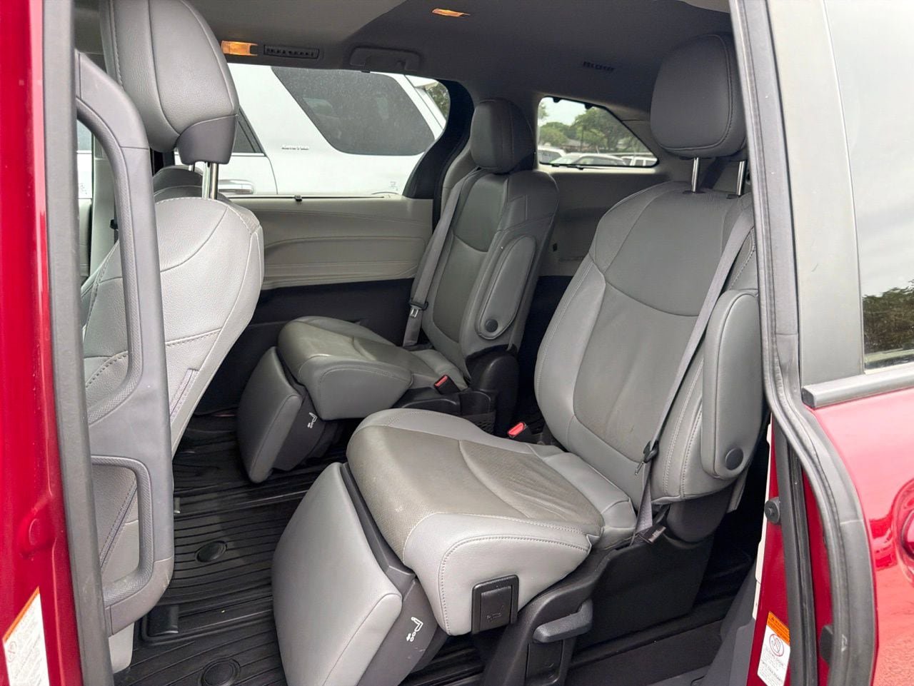 Used 2024 Toyota Sienna Limited FWD image 9