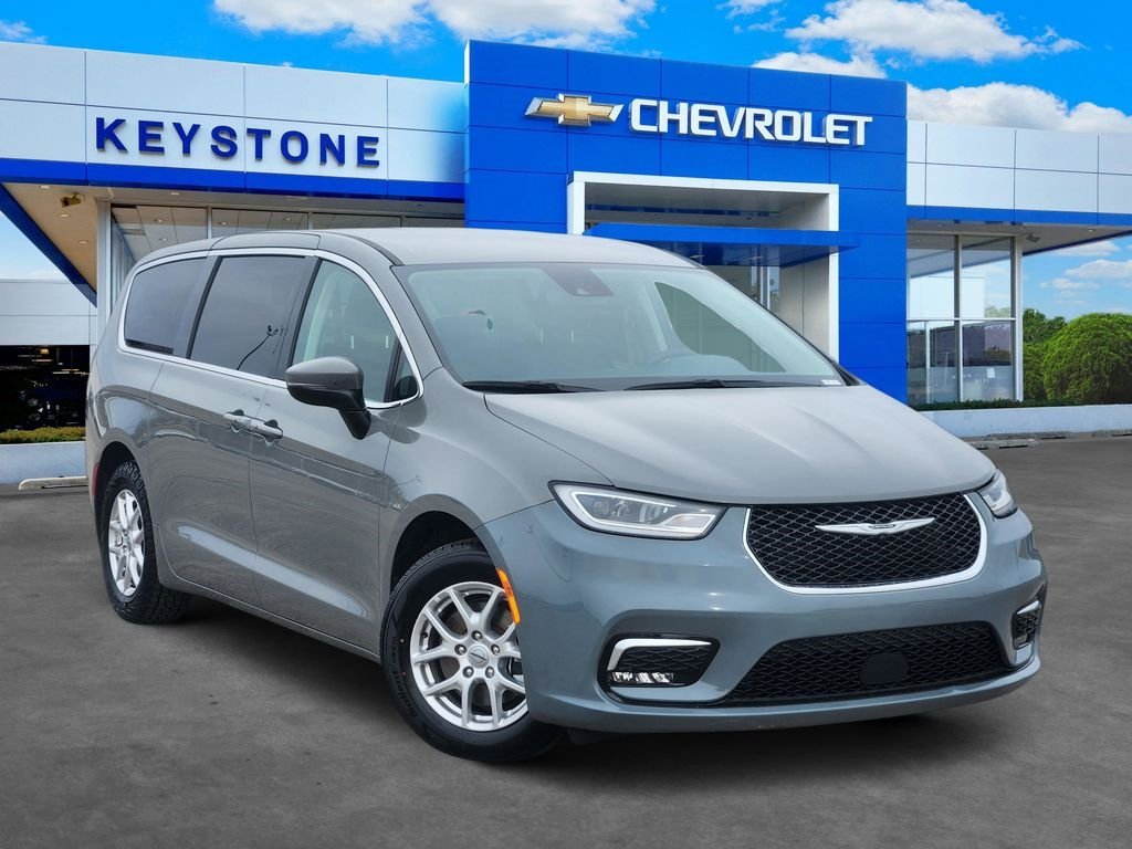 Used 2023 Chrysler Pacifica Touring-L image 1