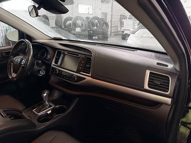 Used 2017 Toyota Highlander LE AWD/4WD image 12