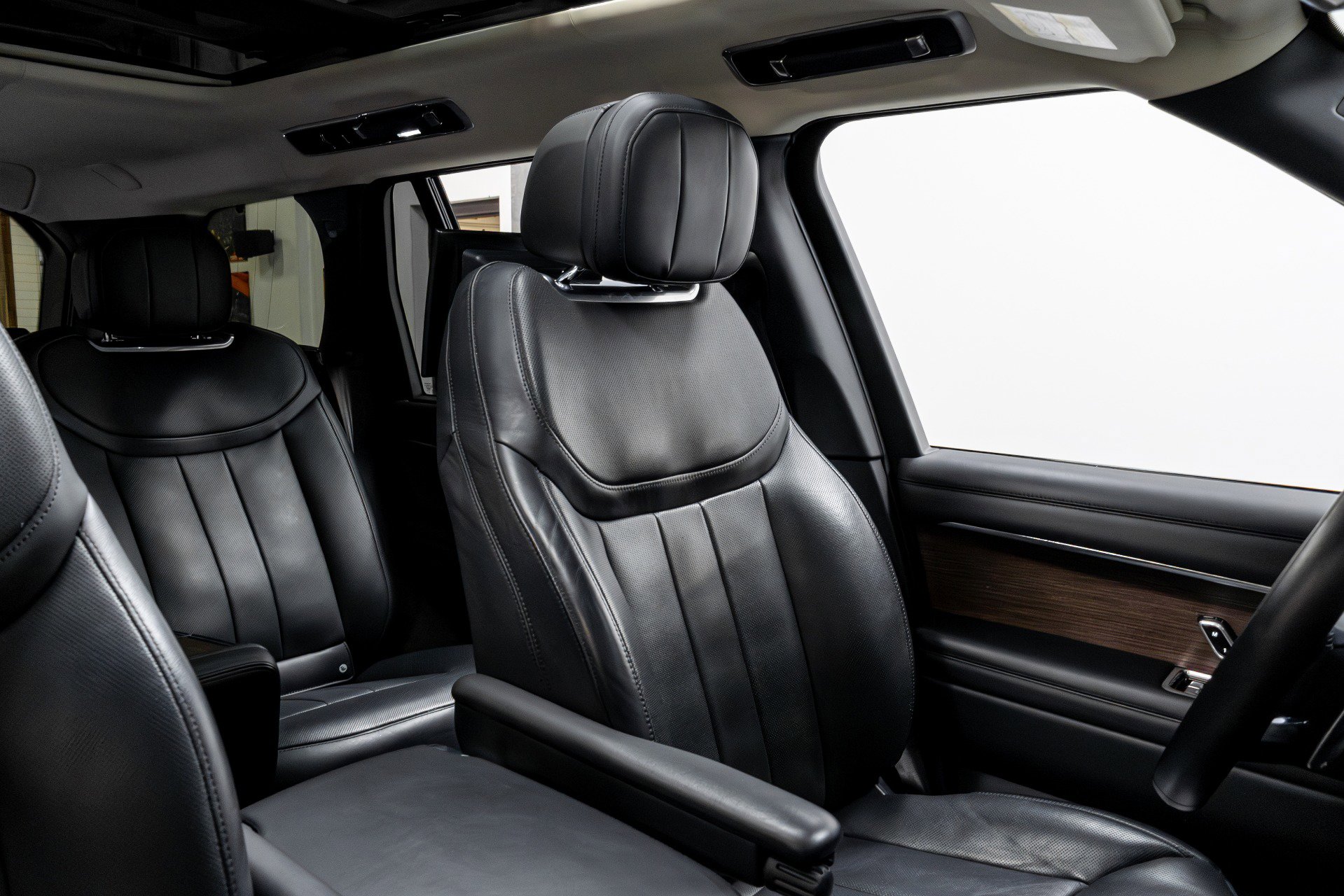 Used 2023 Land Rover Range Rover Autobiography image 16