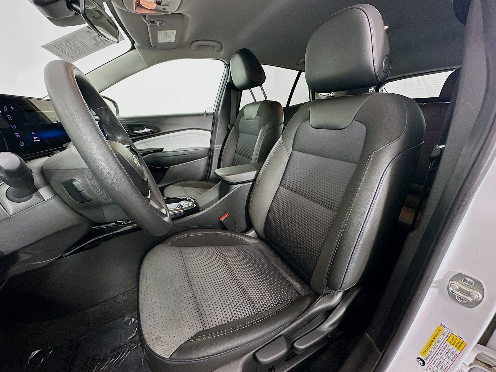 Used 2025 Chevrolet Trax LT image 20