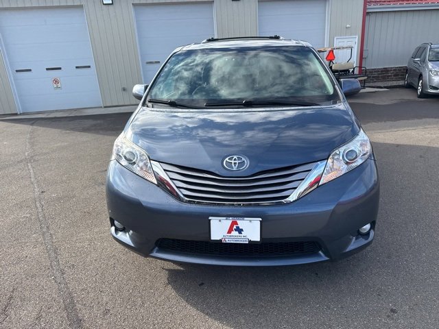 Used 2017 Toyota Sienna XLE image 9
