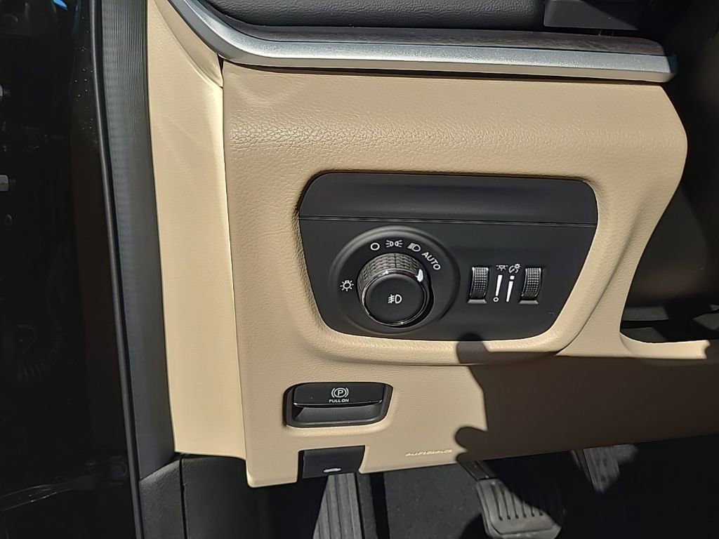 New 2025 Jeep Grand Cherokee Limited w/ Luxury Tech Group II image 32