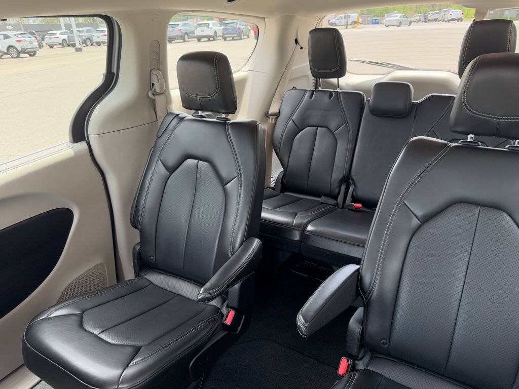 Used 2023 Chrysler Pacifica Touring-L FWD image 43