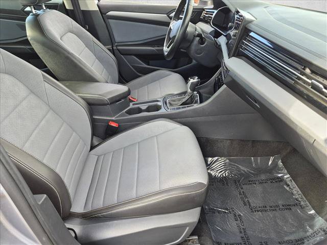 Used 2025 Volkswagen Jetta SE FWD image 25