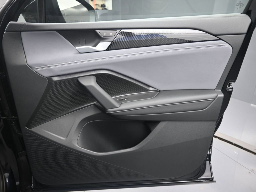 Used 2025 Volkswagen Tiguan SE FWD image 31