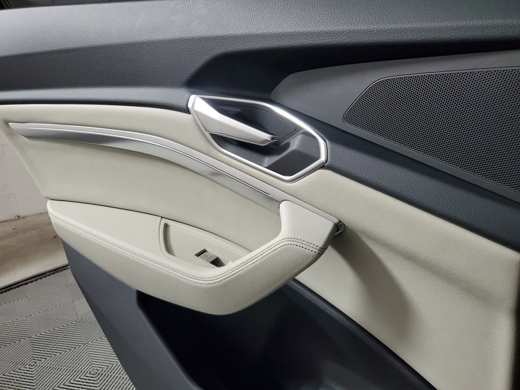 Used 2024 Audi Q8 e-tron Premium Plus w/ Premium Plus Package image 17