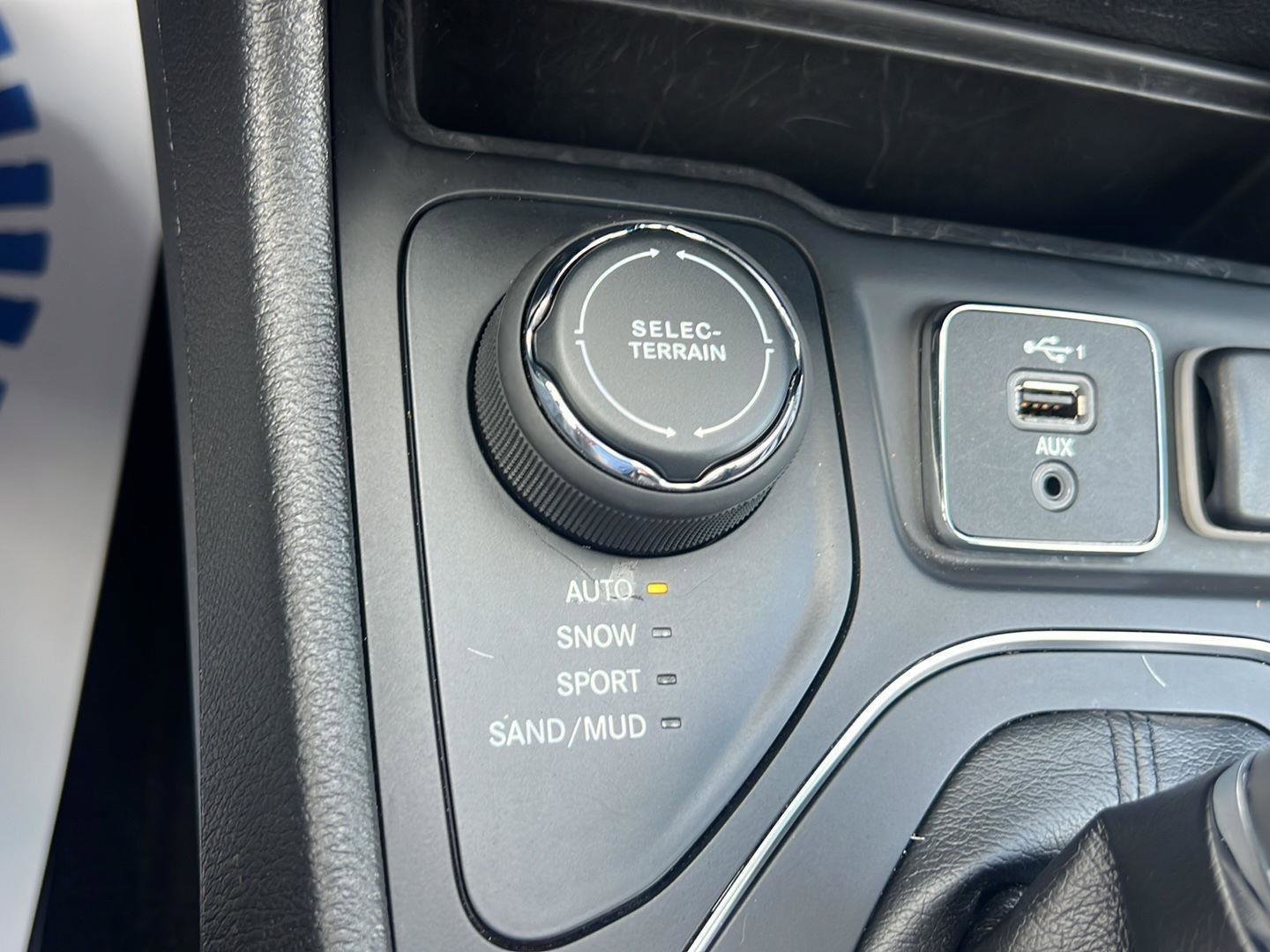 Used 2021 Jeep Cherokee Latitude Lux w/ Comfort/Convenience Group image 29