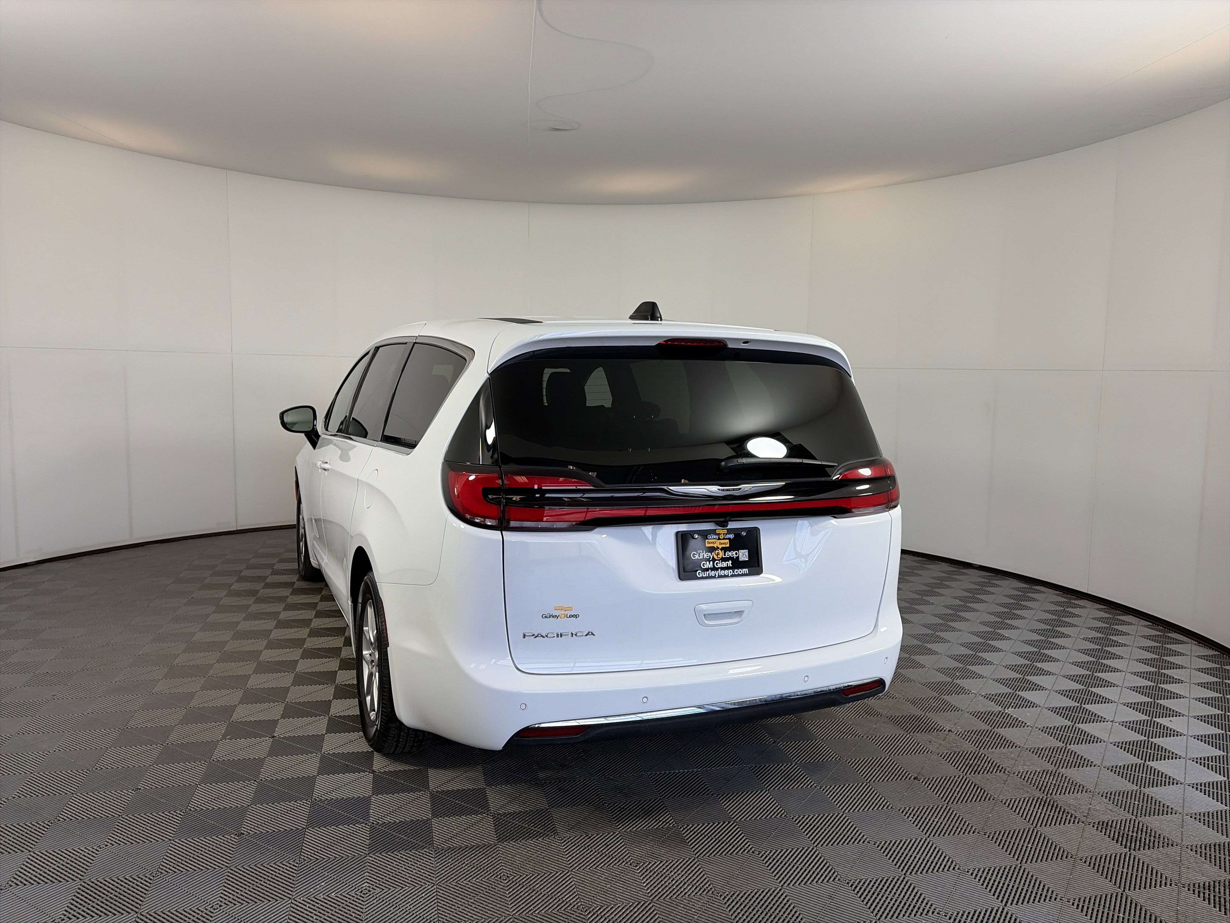 Used 2026 Chrysler Pacifica Select image 9