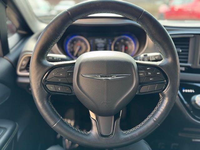 Used 2020 Chrysler Pacifica Touring w/ S Appearance Package image 20