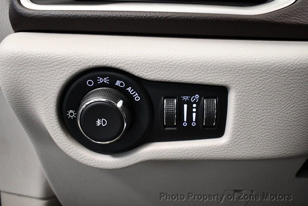 Used 2017 Chrysler Pacifica Touring-L image 30