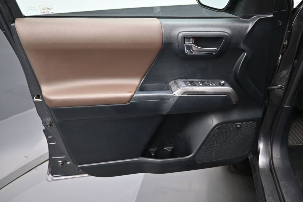 Certified 2017 Toyota Tacoma Limited AWD/4WD image 10
