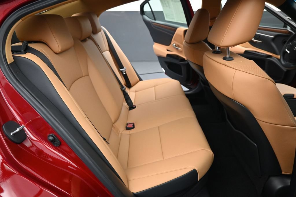 Used 2025 Lexus ES 300h w/ Premium Package FWD image 34