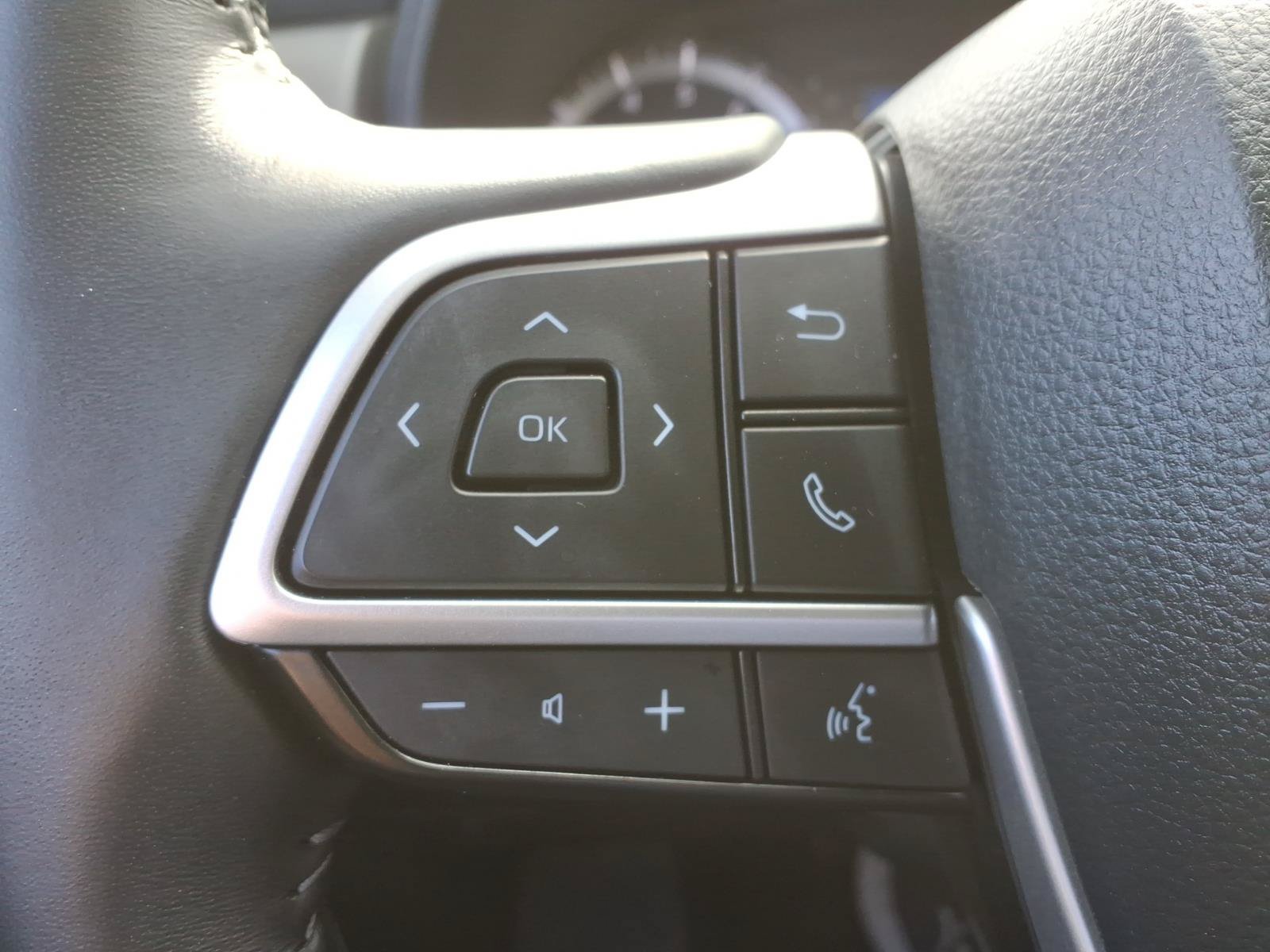 Used 2024 Toyota Highlander LE AWD/4WD image 30