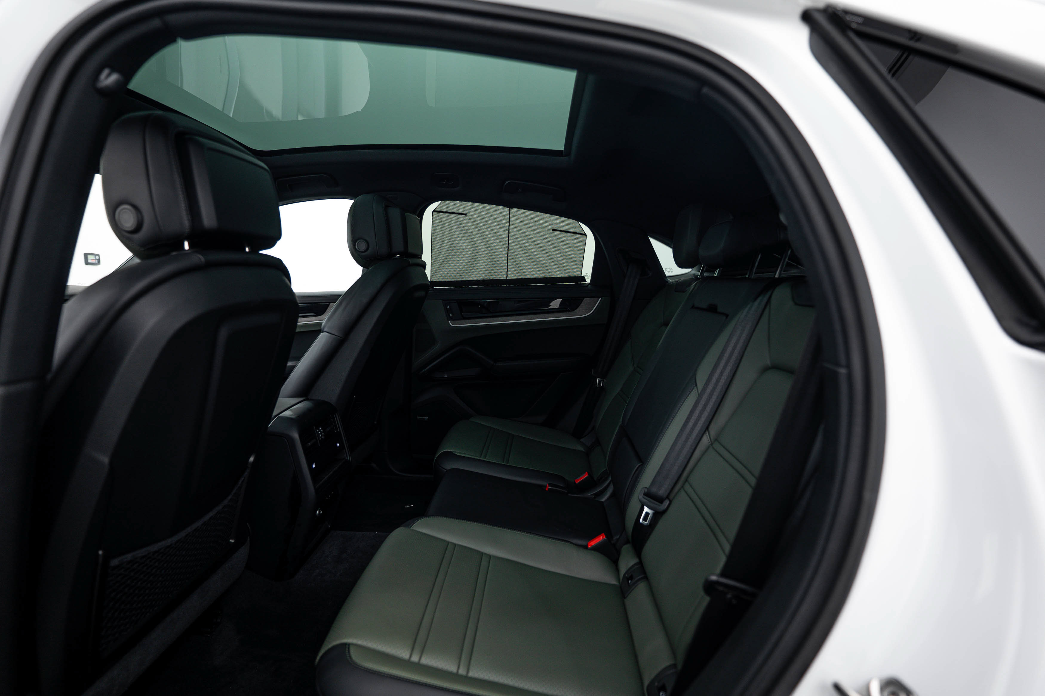 Certified 2025 Porsche Cayenne E-Hybrid Coupe AWD/4WD image 27