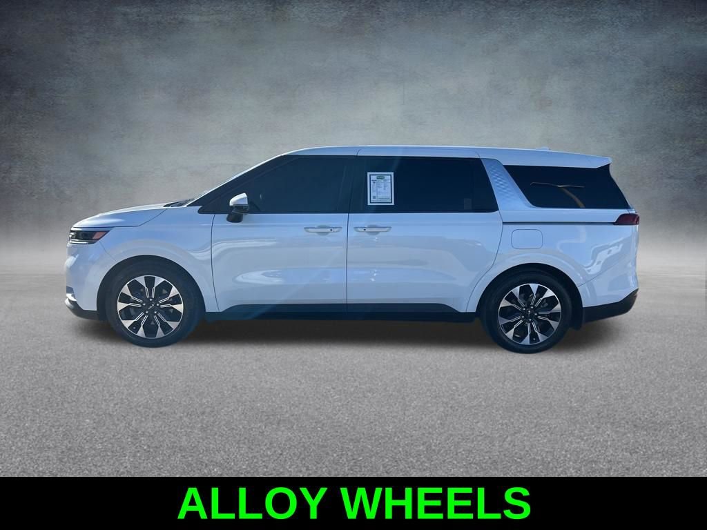 Used 2023 Kia Carnival EX image 8