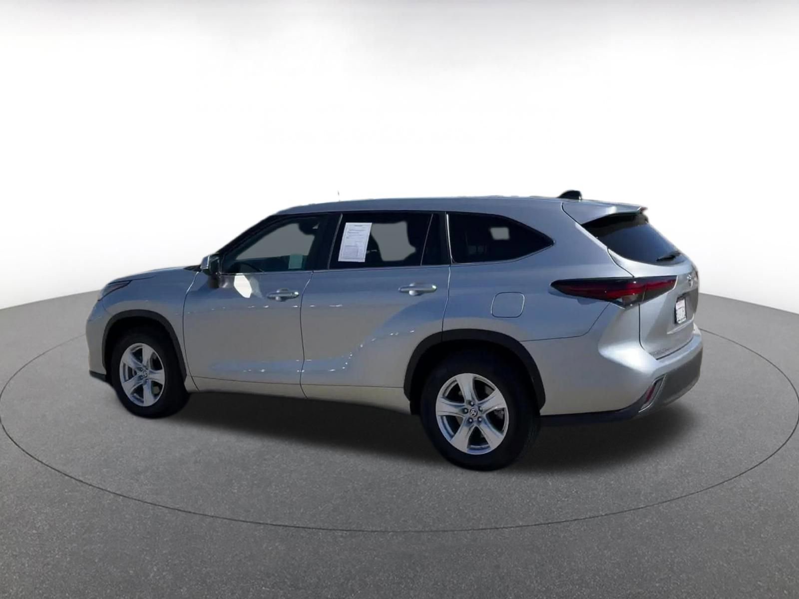 Used 2025 Toyota Highlander LE FWD image 10
