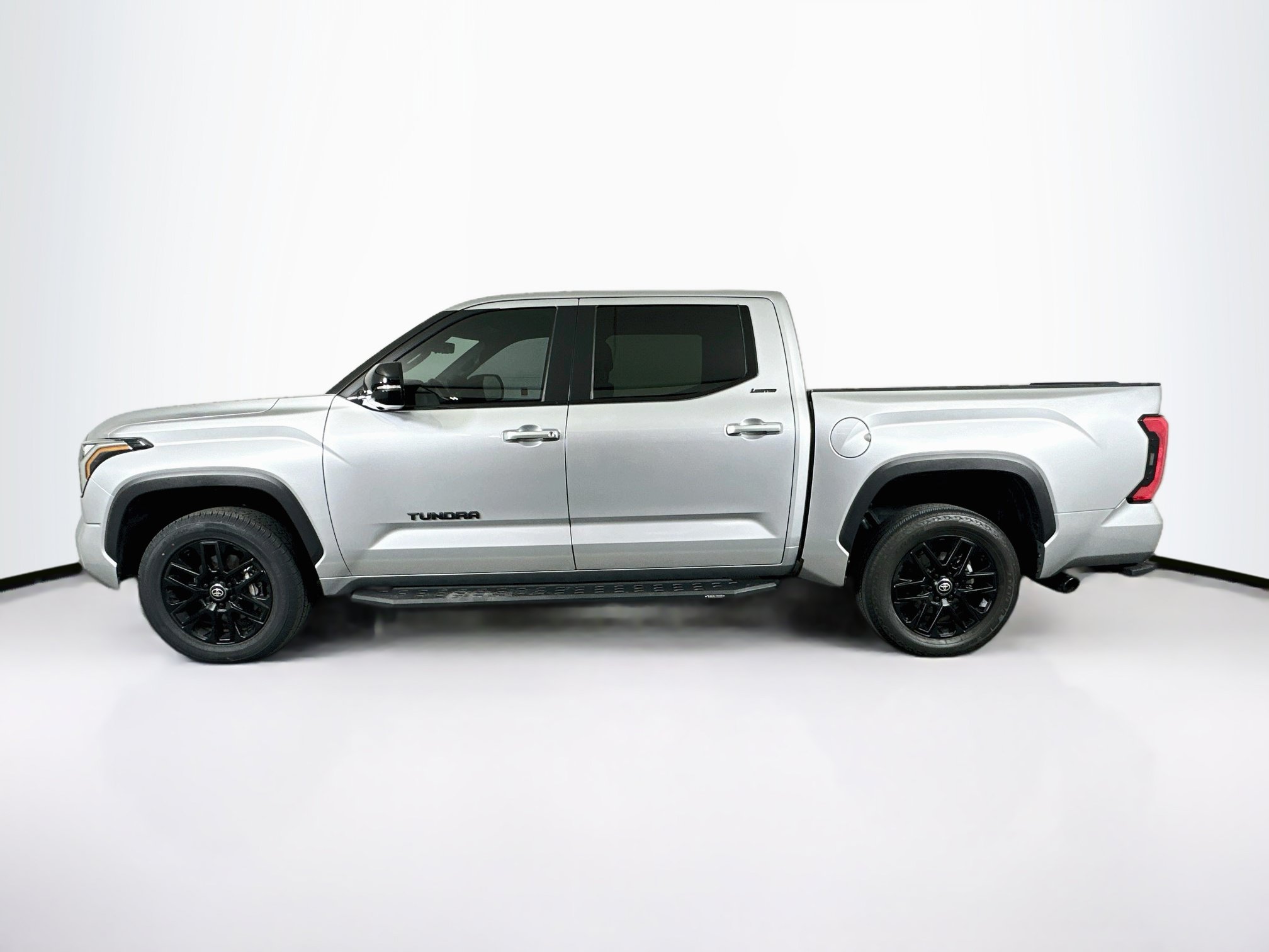 Used 2025 Toyota Tundra Limited AWD/4WD image 4