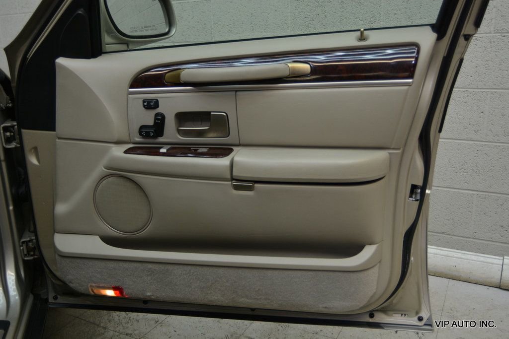 Used 2010 Lincoln Town Car Signature Limited image 8