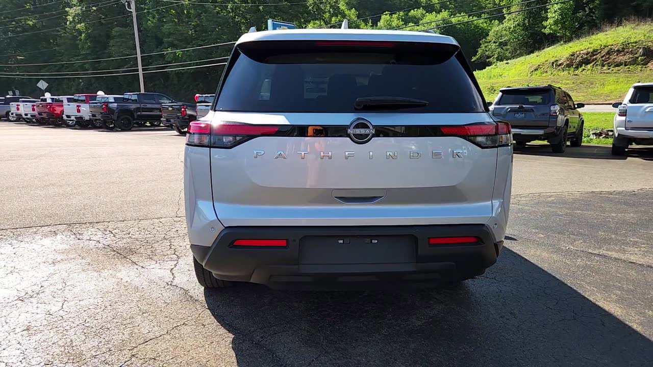 Used 2025 Nissan Pathfinder SV image 7
