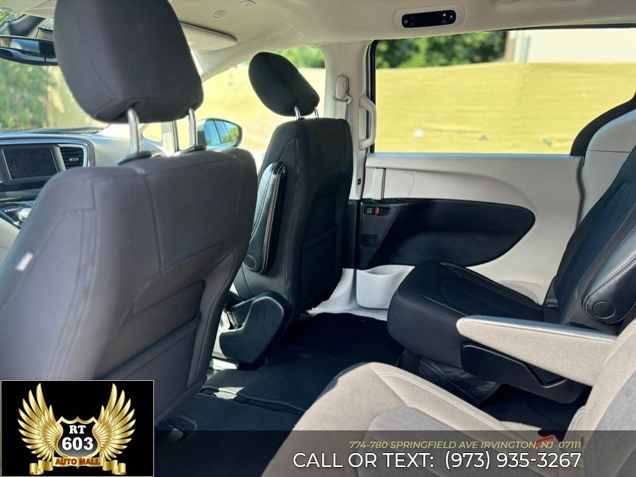 Used 2023 Chrysler Voyager LX FWD image 9