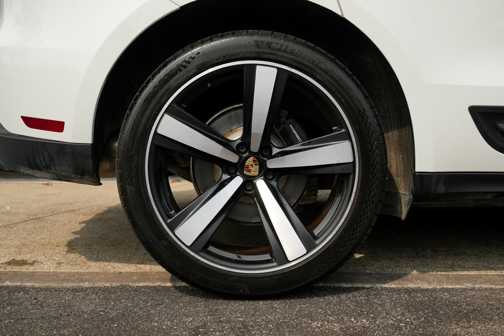 Certified 2024 Porsche Macan AWD/4WD image 36