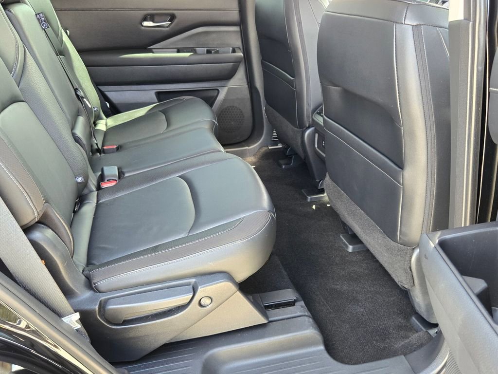 Used 2023 Nissan Pathfinder SL w/ Black Appearance Package image 15