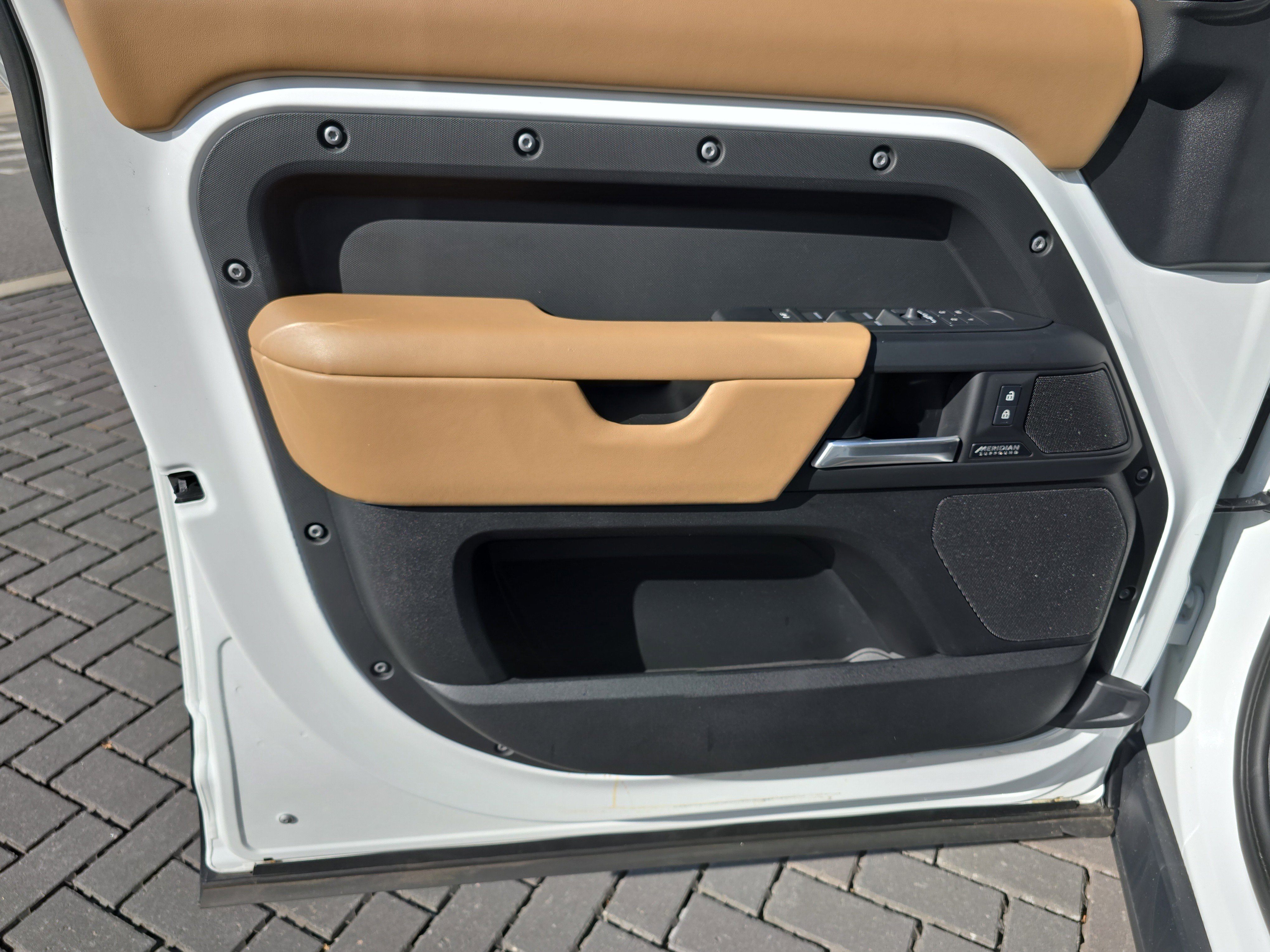 Used 2025 Land Rover Defender 110 X-Dynamic SE AWD/4WD image 19