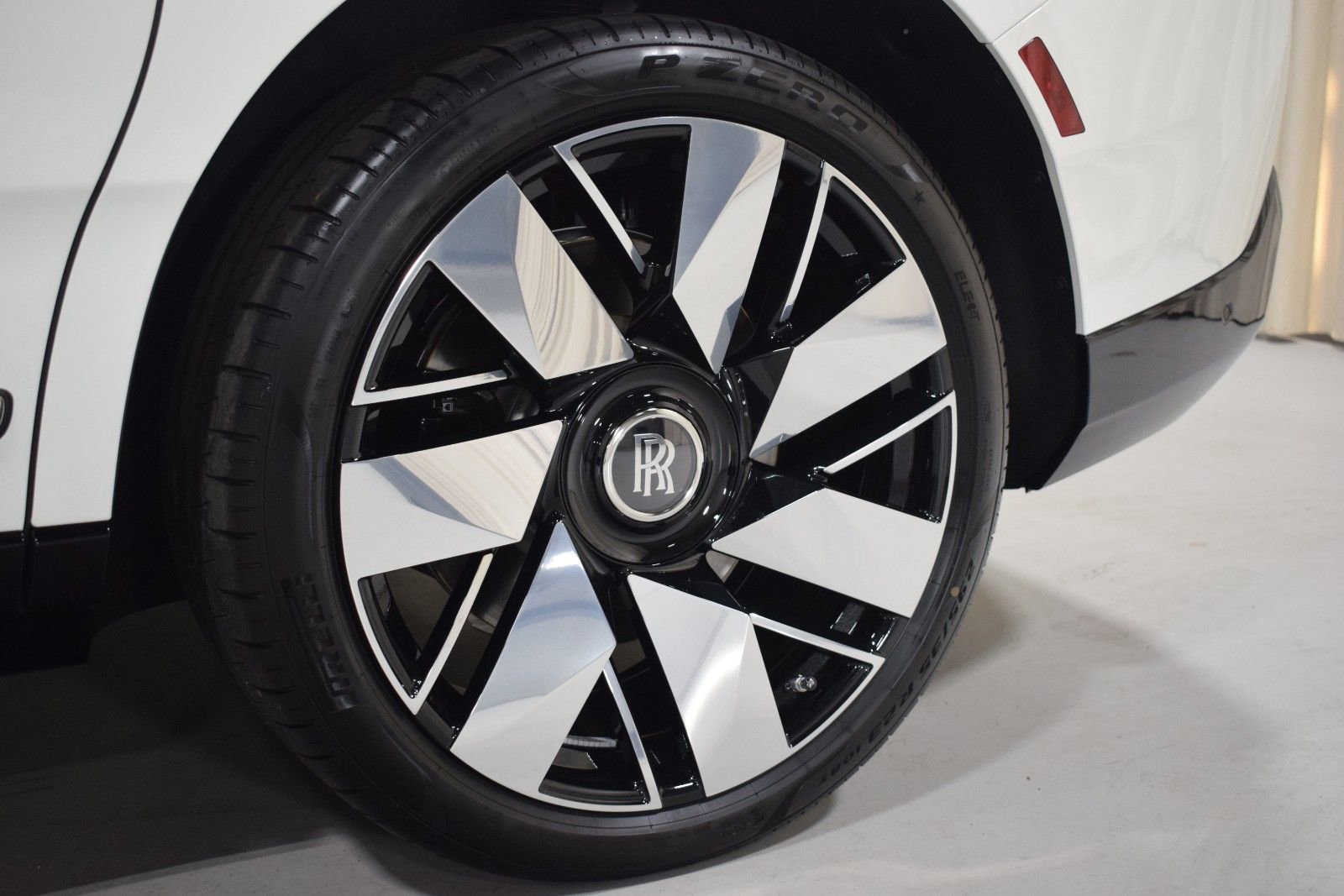 New 2026 Rolls-Royce Cullinan AWD/4WD image 17