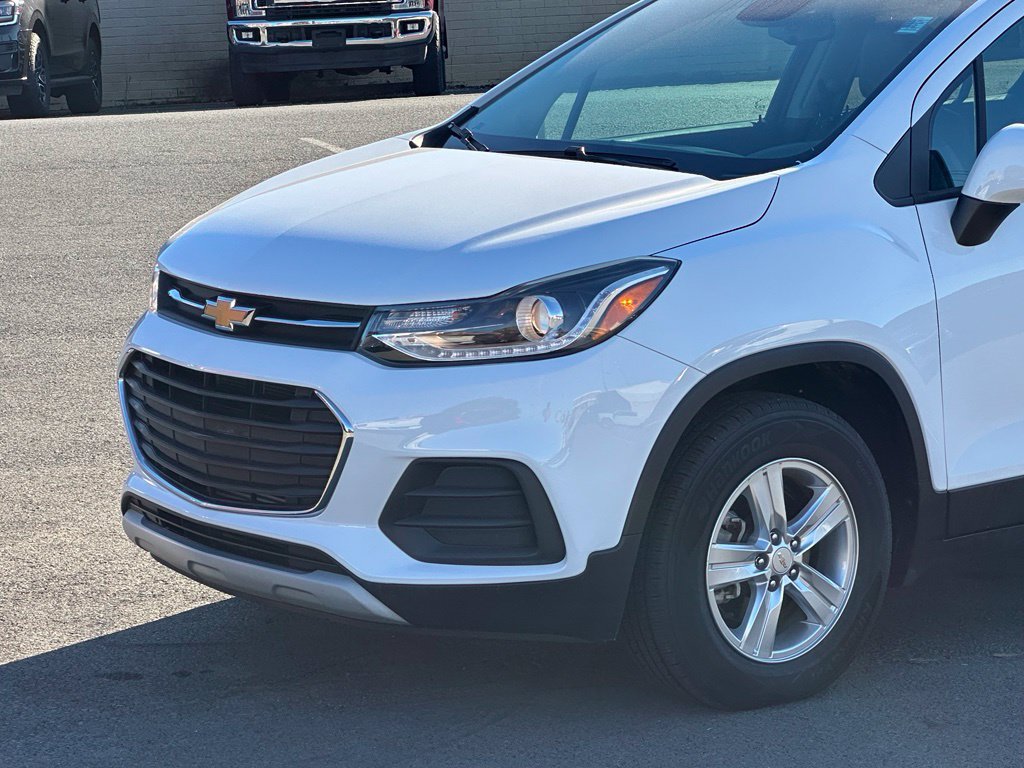 Used 2022 Chevrolet Trax LT w/ LT Convenience Package AWD/4WD image 32