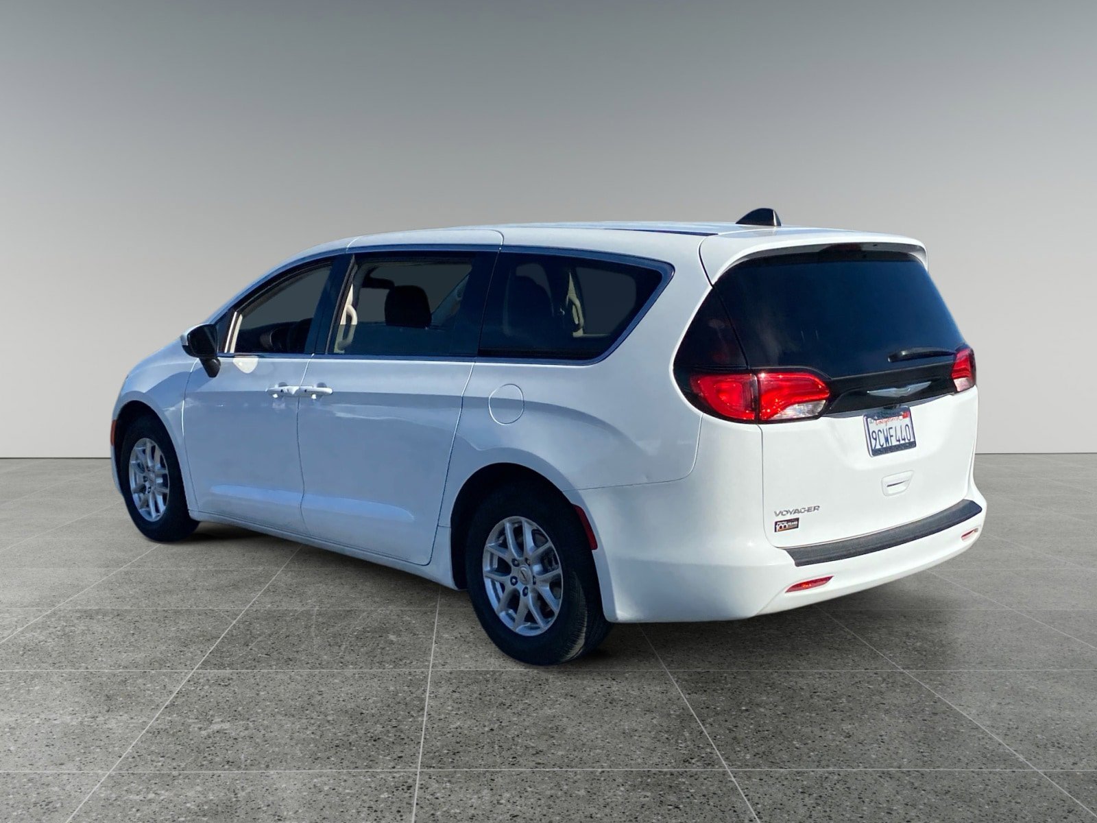 Used 2022 Chrysler Voyager LX image 3