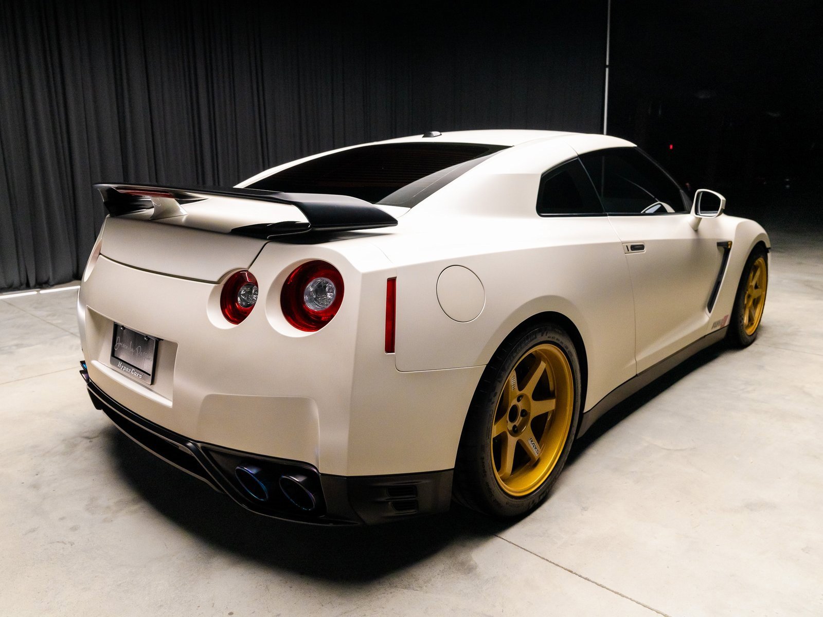 Used 2015 Nissan GT-R Premium image 13
