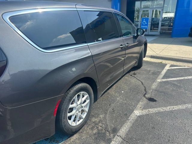 Used 2018 Chrysler Pacifica LX FWD image 3