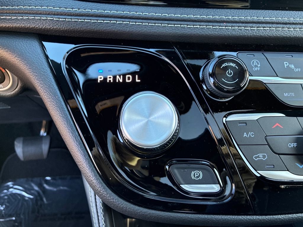 New 2026 Chrysler Pacifica Limited w/ Uconnect Theater Family Group image 25