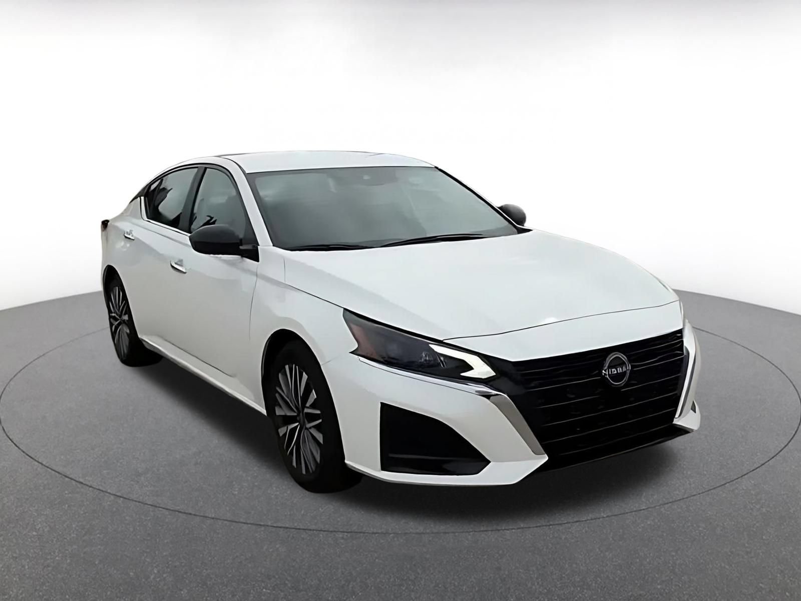 Used 2025 Nissan Altima 2.5 SV FWD image 3