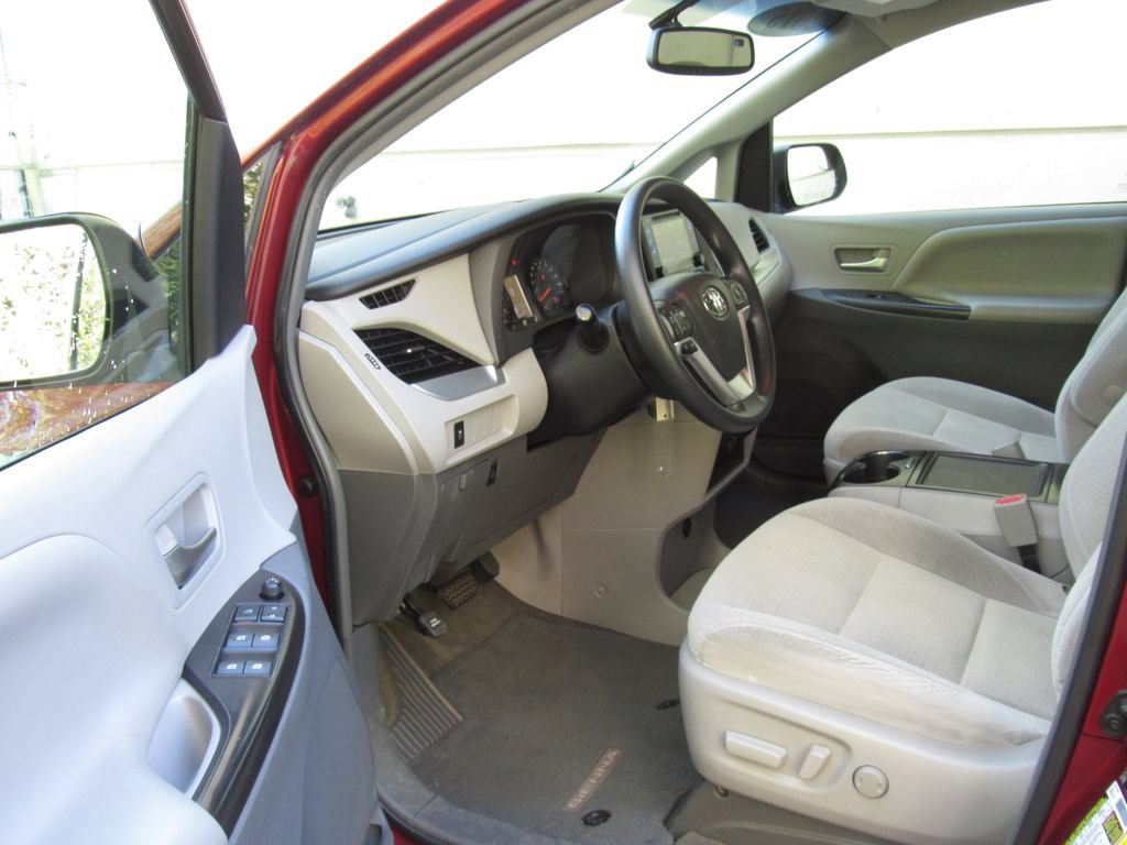 Used 2015 Toyota Sienna LE FWD image 9