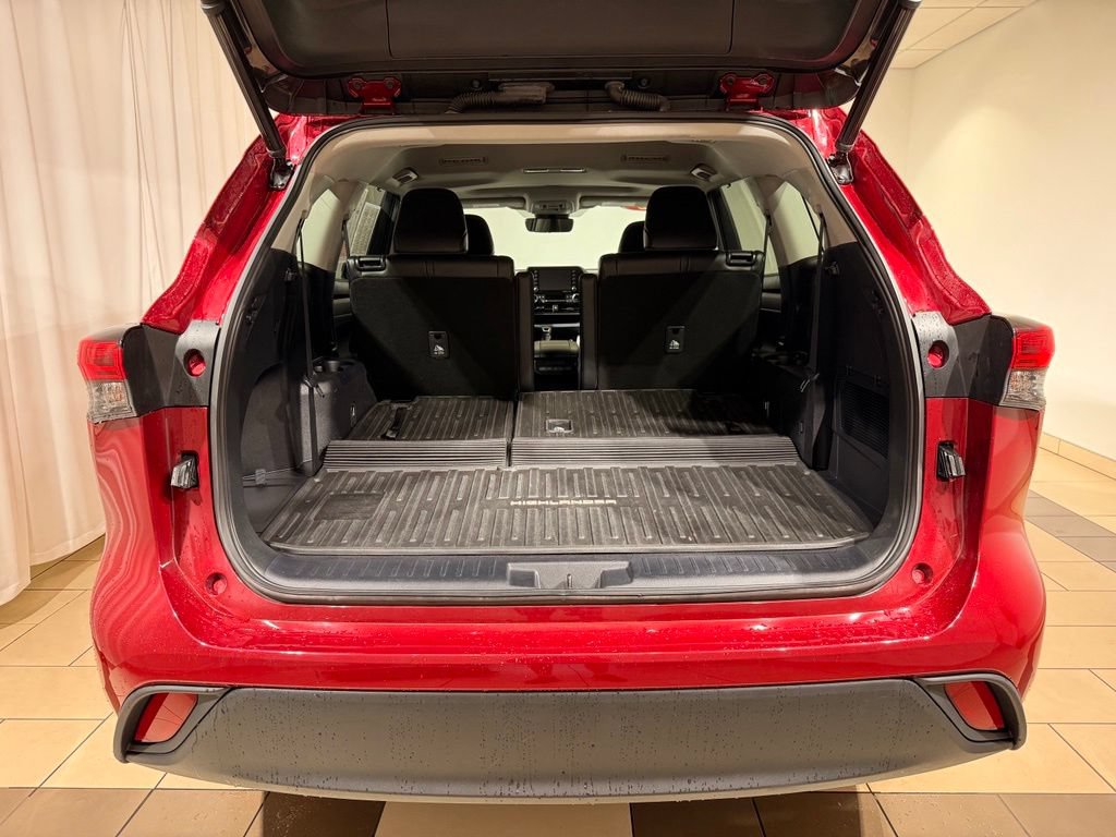 Used 2022 Toyota Highlander XLE AWD/4WD image 12