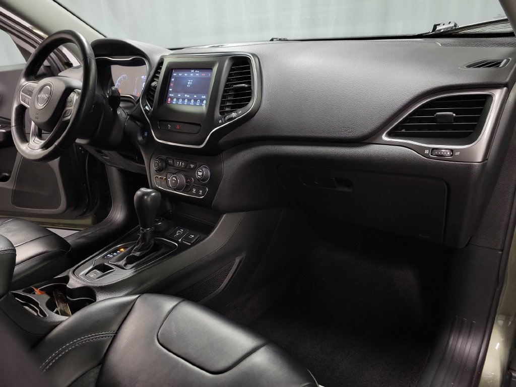 Used 2019 Jeep Cherokee Latitude Plus w/ Cold Weather Group AWD/4WD image 35