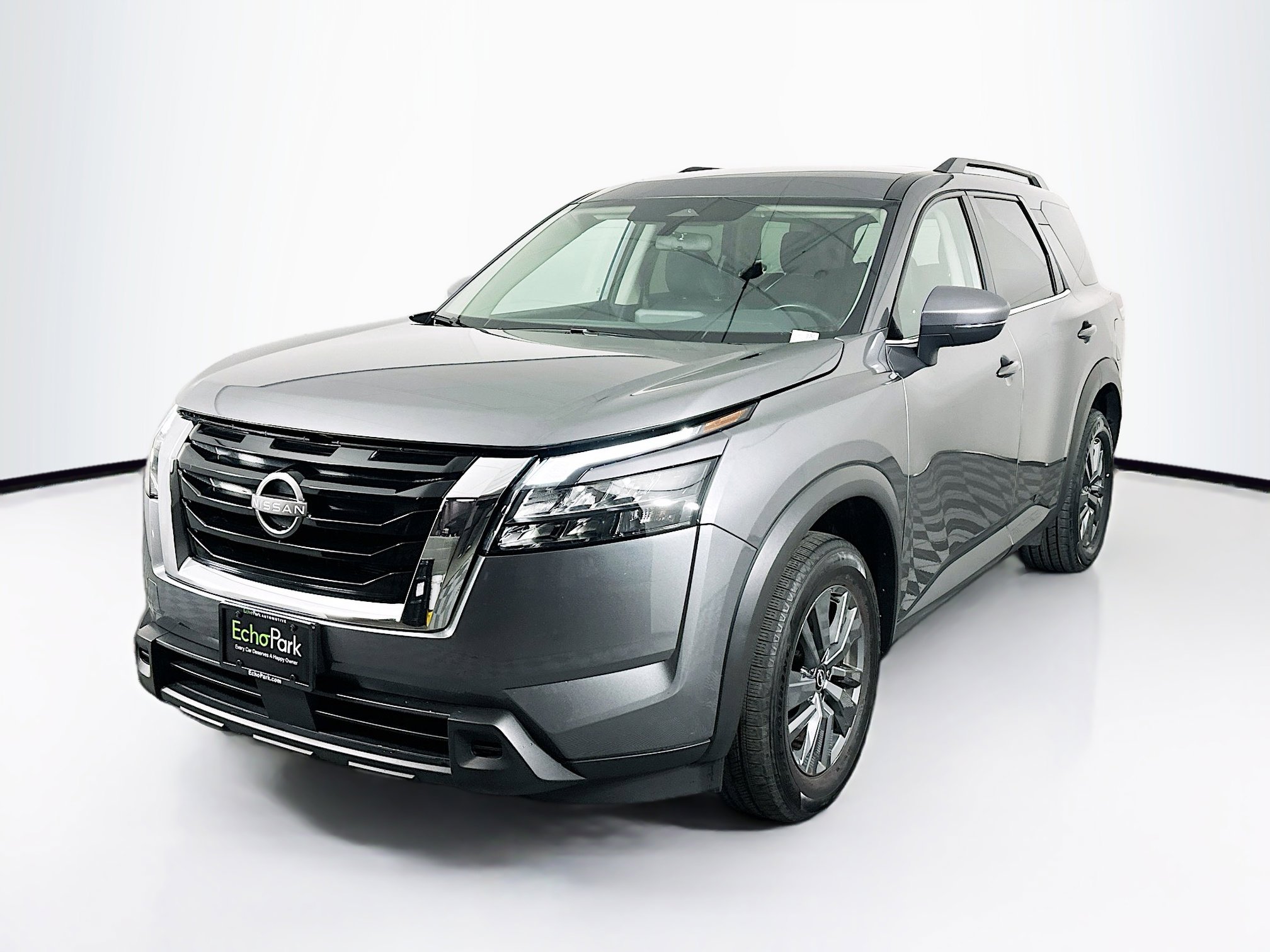 Used 2024 Nissan Pathfinder SV image 3